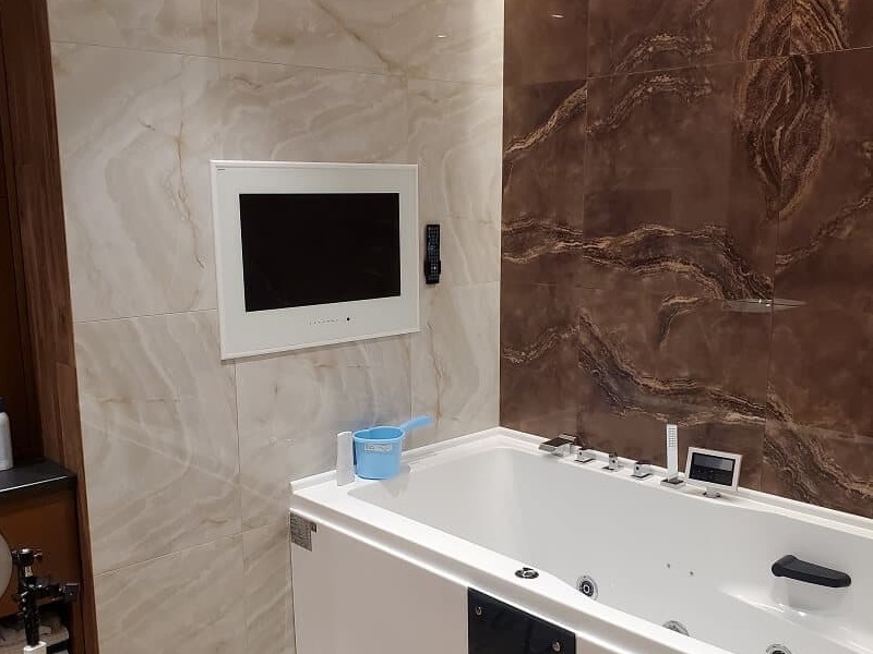 AVEL waterproof TV above a bathtub in a shower room