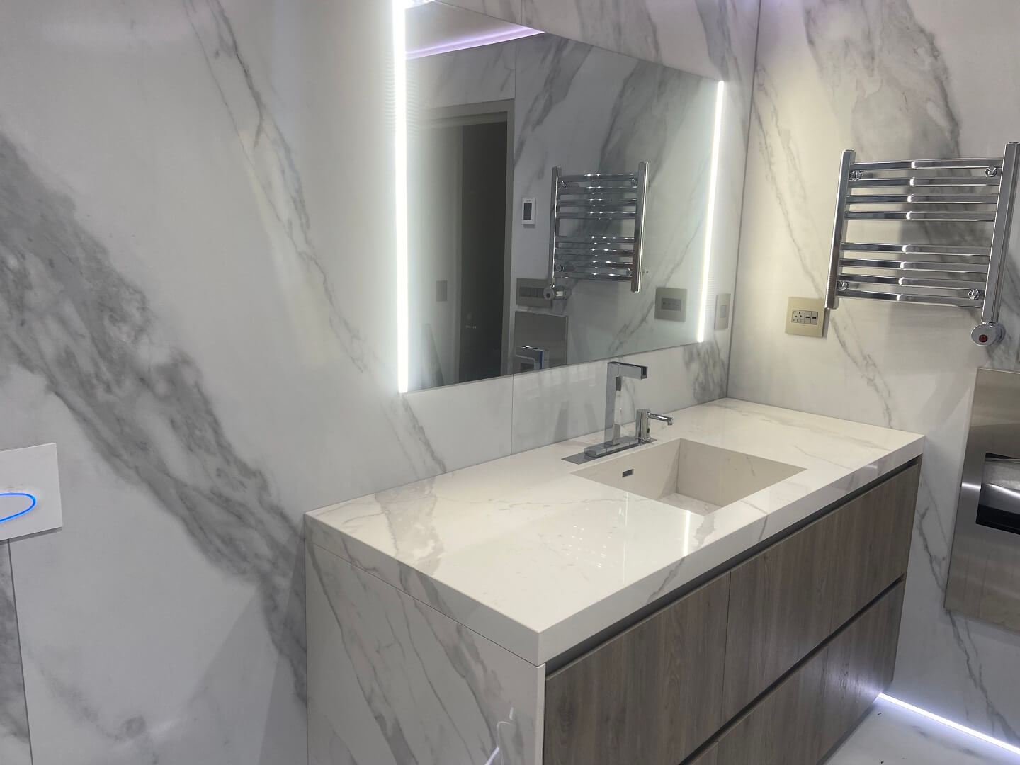 AVEL AVS550SM mirror TV in a marble bathroom