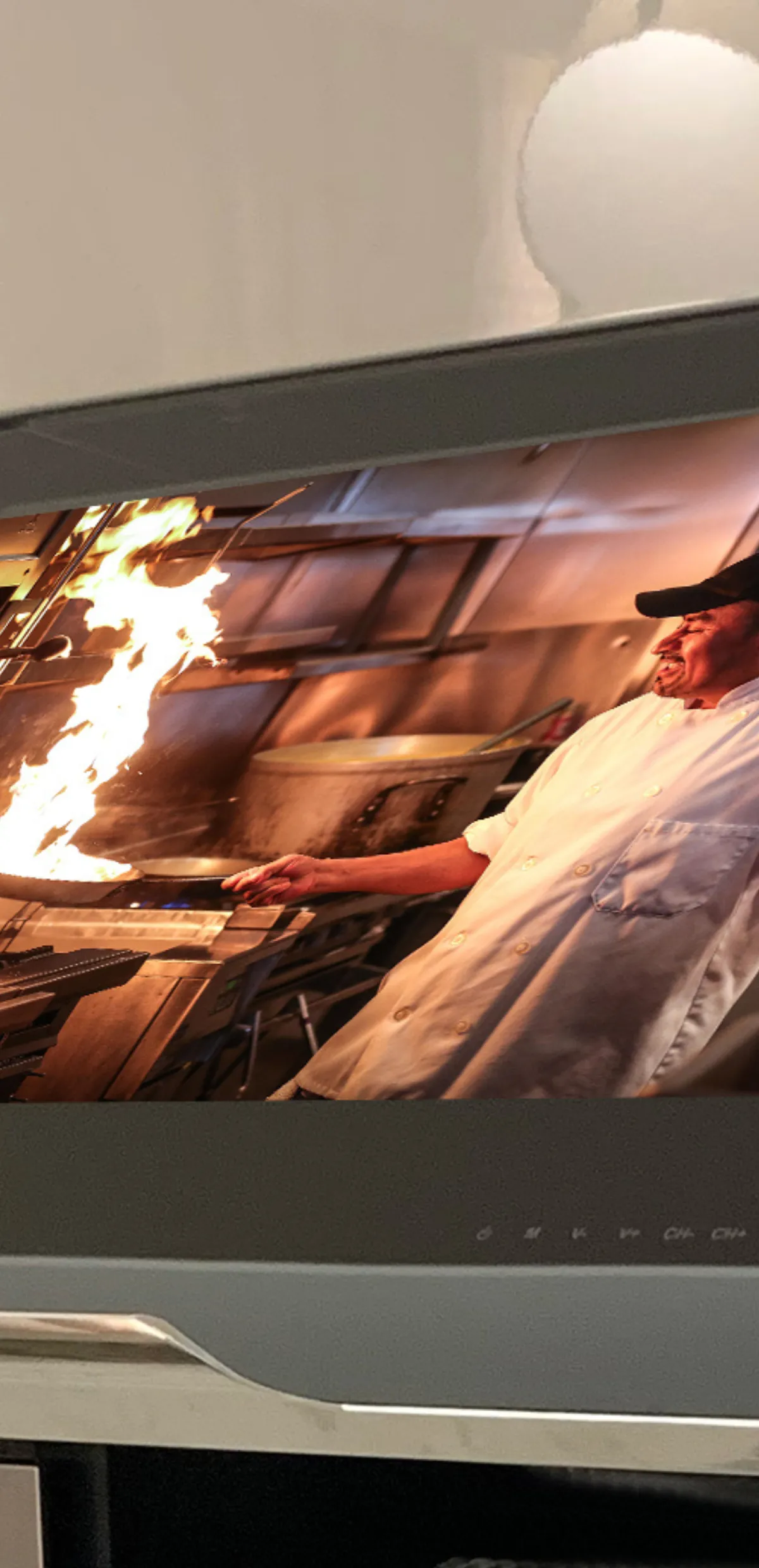 AVEL kitchen TV with a bright picture
