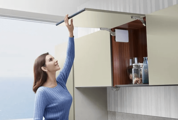Opening a kitchen cabinet with the DTC TOP-STAYS SF lift system