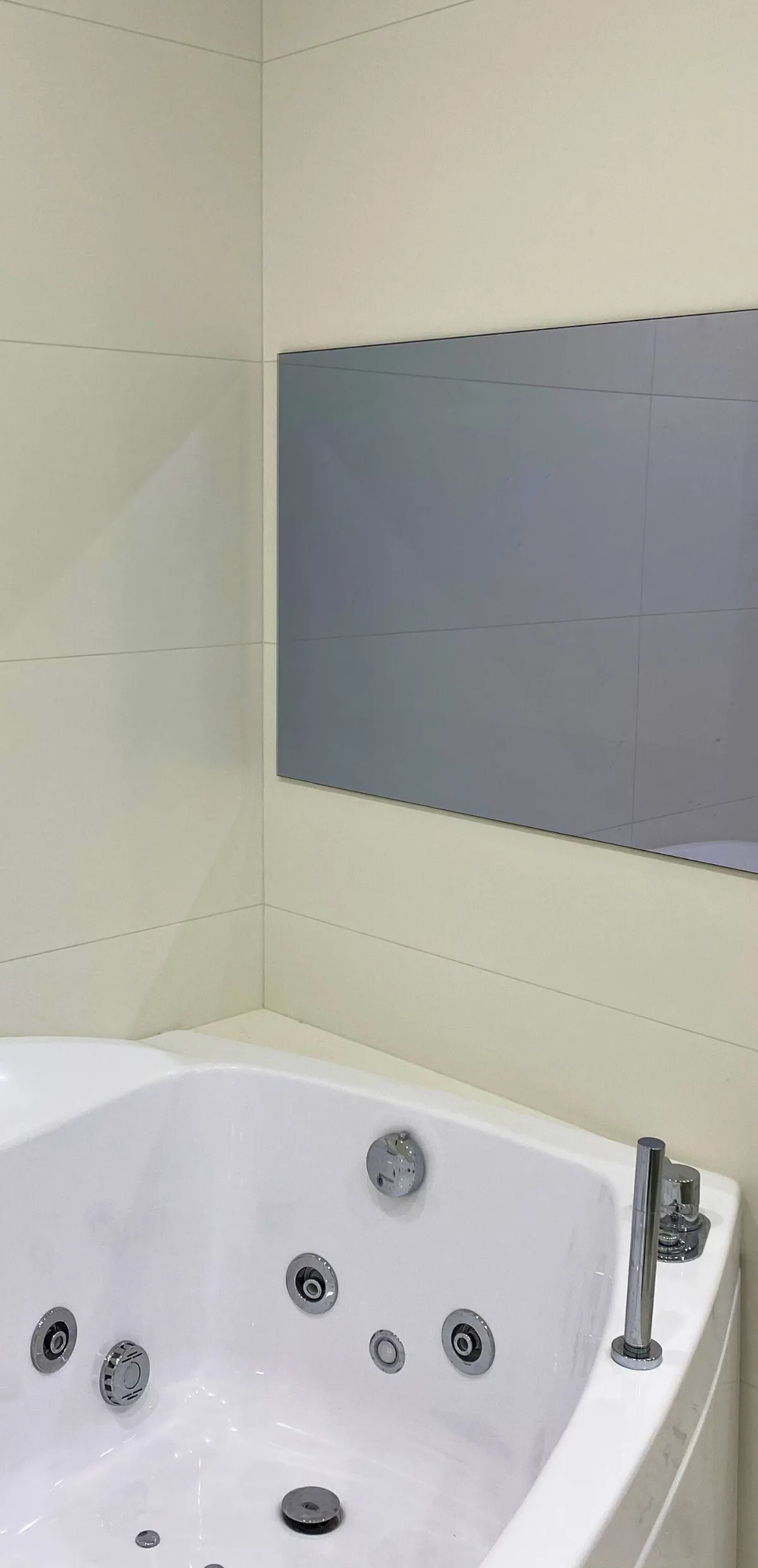 AVEL TV above a whirlpool bathtub